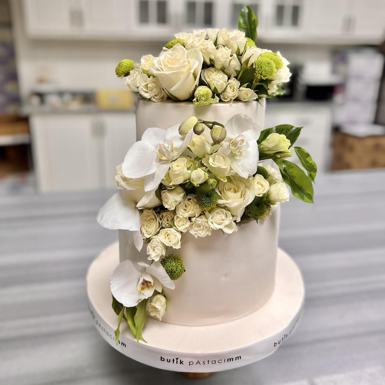 Özel Çiçekli Nişan Pastası
