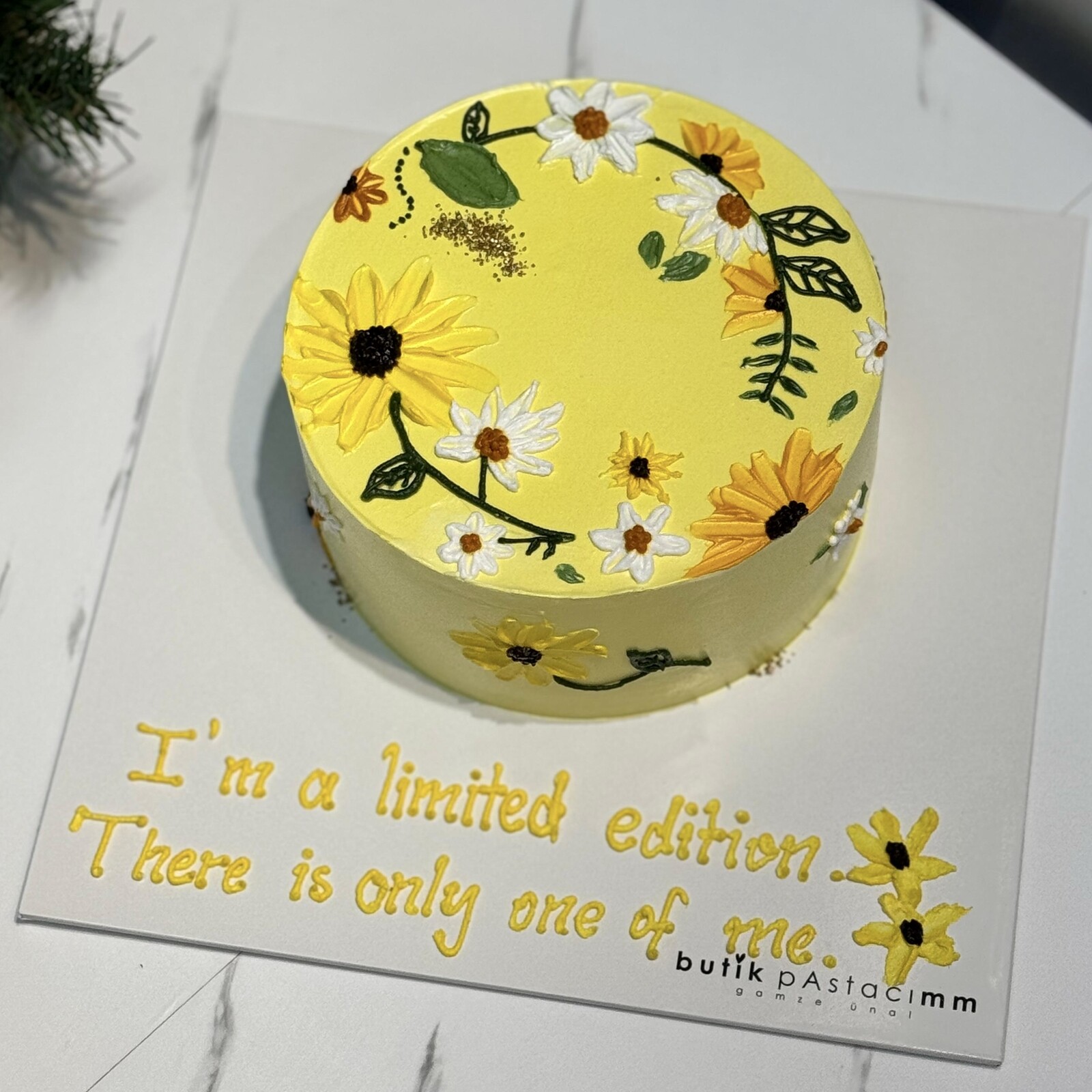 Papatya Çiçek Çizimli Pasta