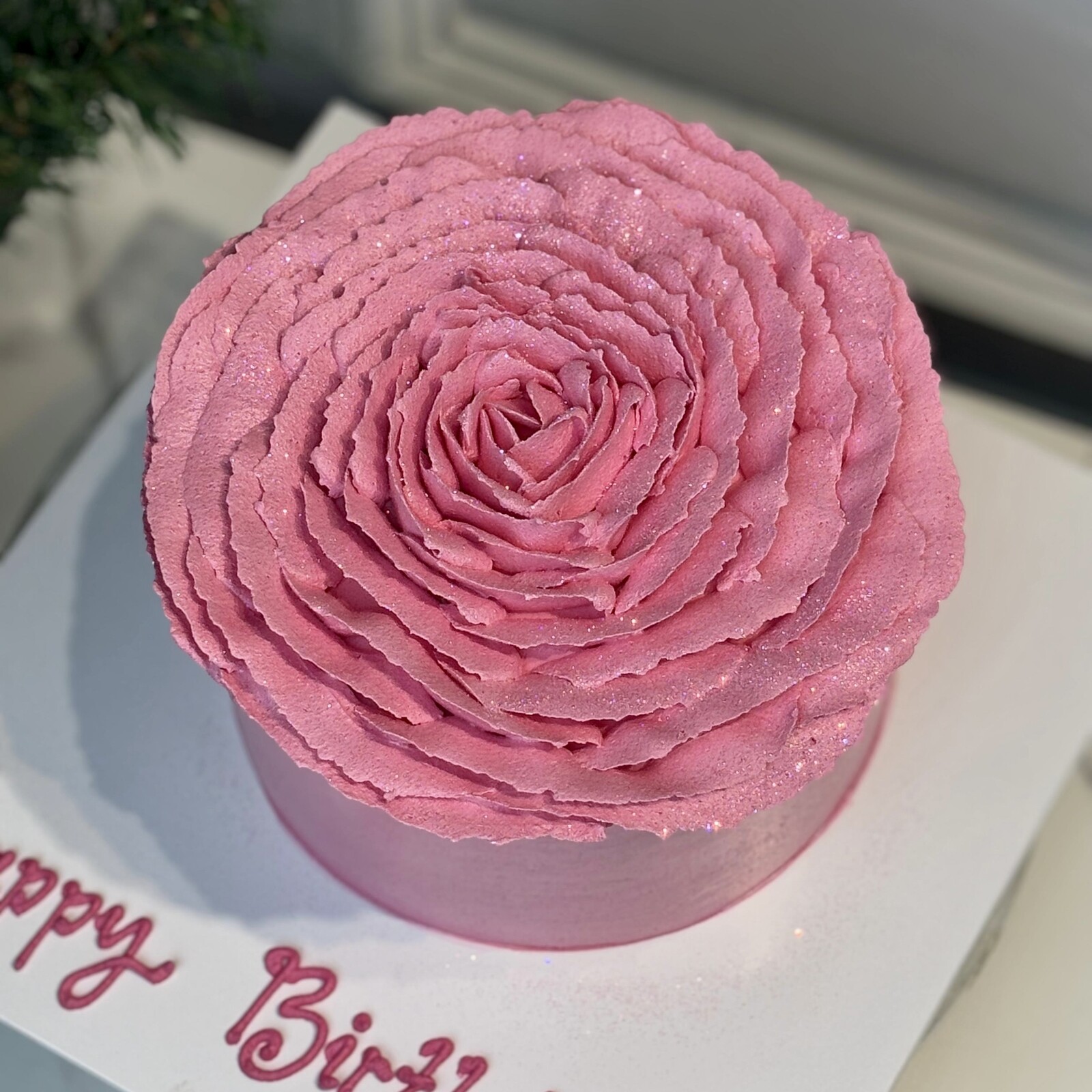 Pembe Gül Şeklinde Kremalı Simli Pasta