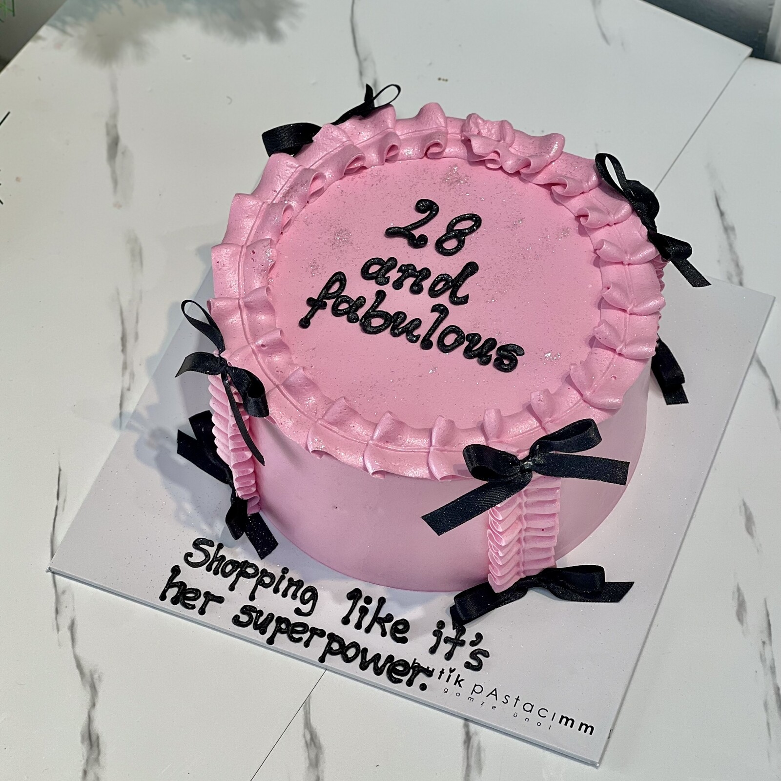 Pembe Kremalı Simli Siyah Kurdeleli Yazılı Pasta