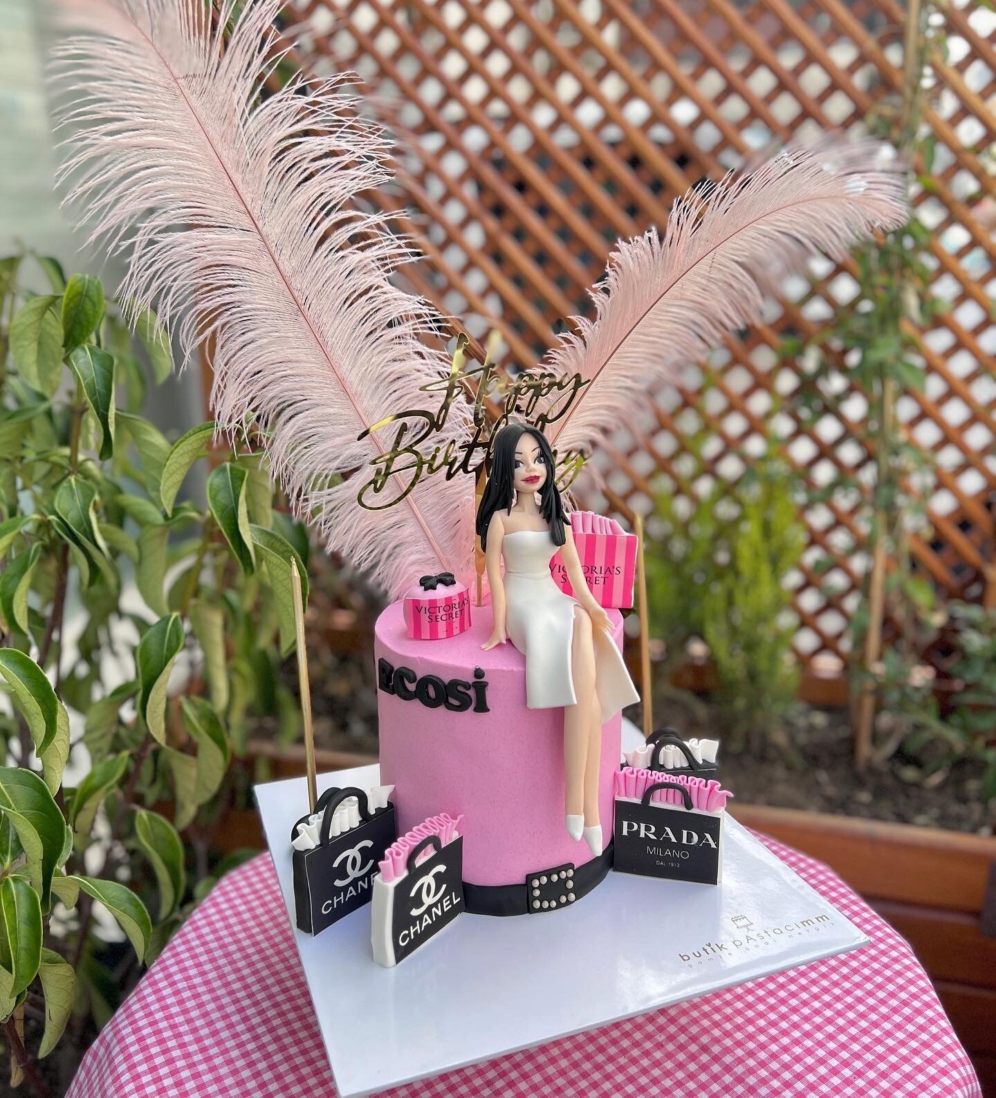 Pembe Tüylü Kişiye Özel Figürlü Pasta