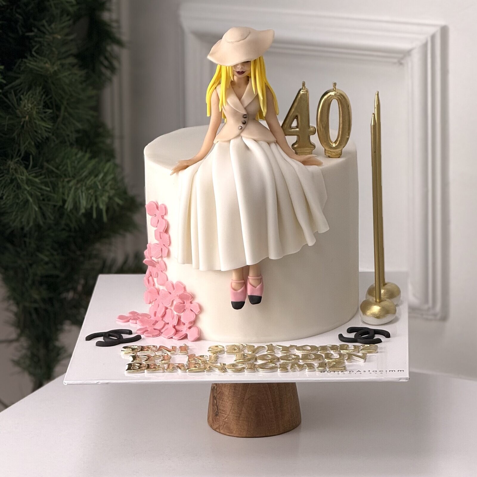 Şapkalı Kadın Figürlü Tasarım Pasta