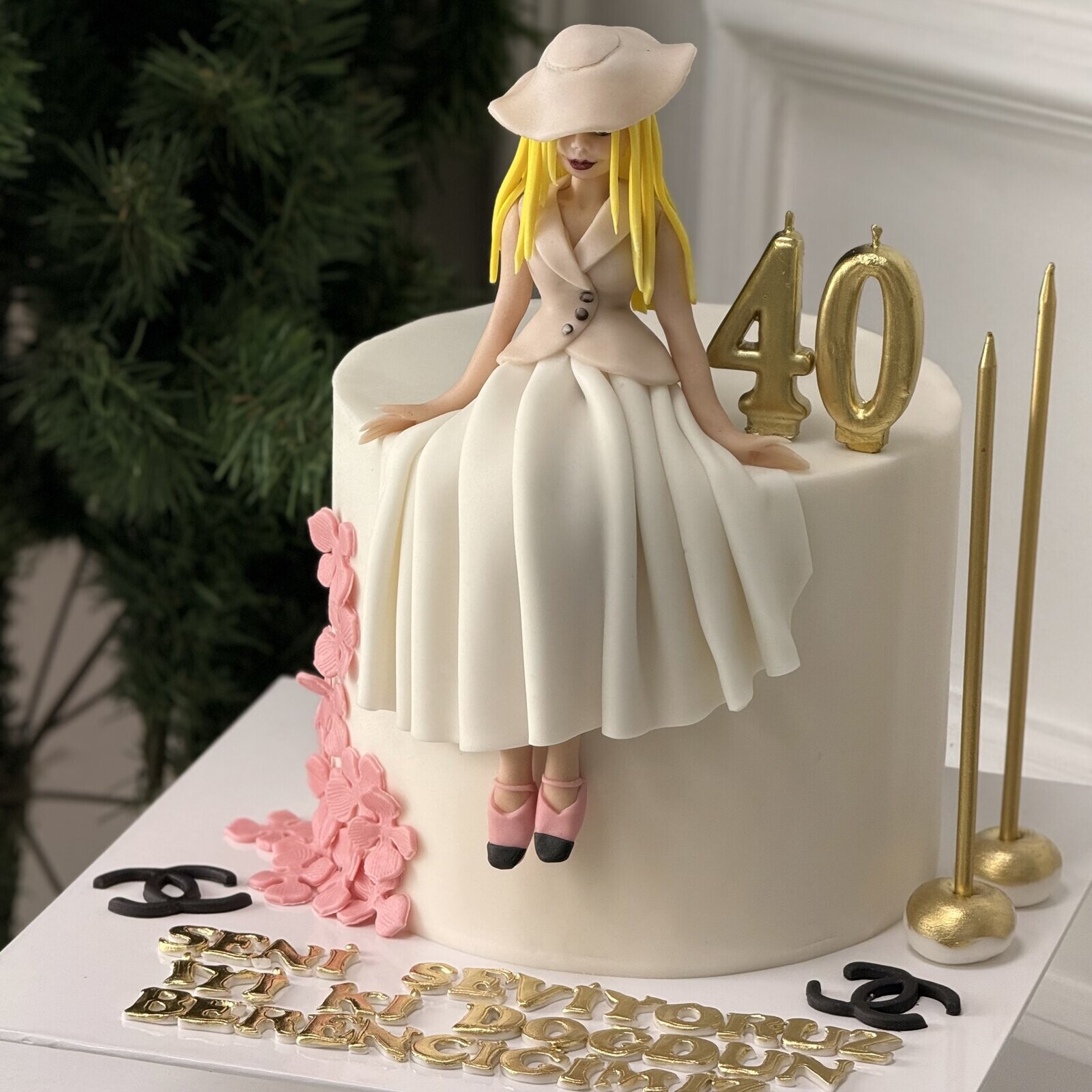 Şapkalı Kadın Figürlü Tasarım Pasta