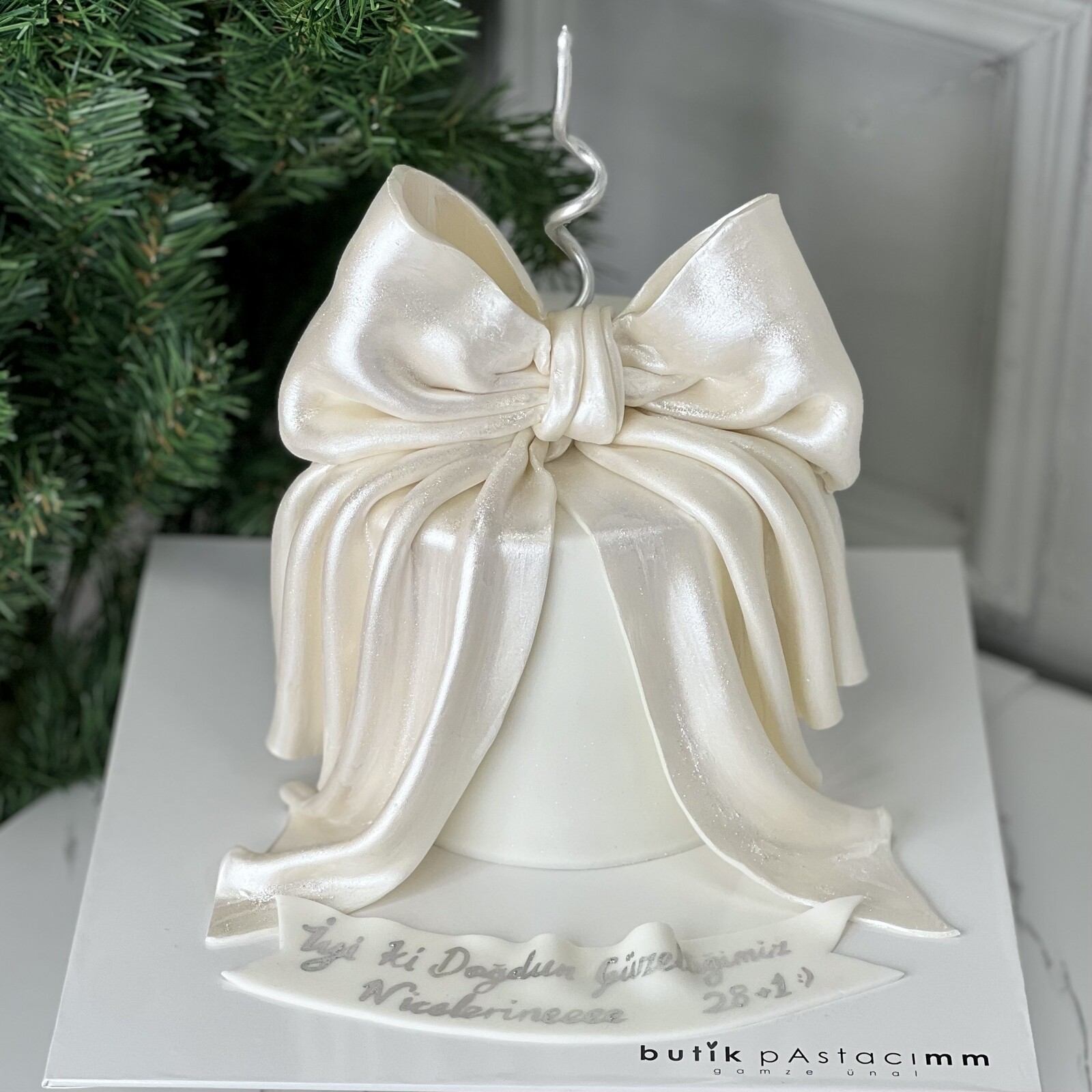 Sedefli Kurdele Detaylı Pasta