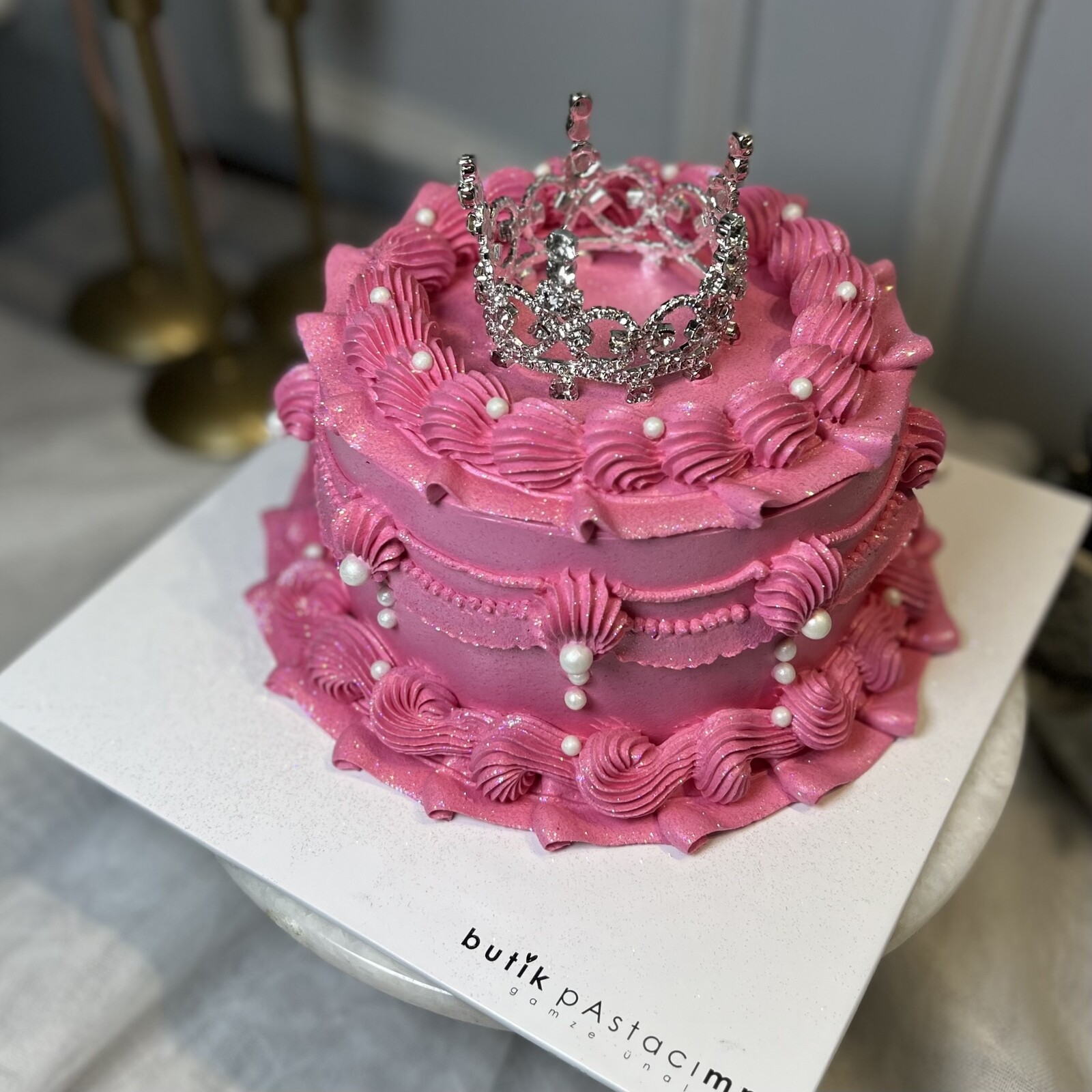 Simli Taçlı Pembe Pasta