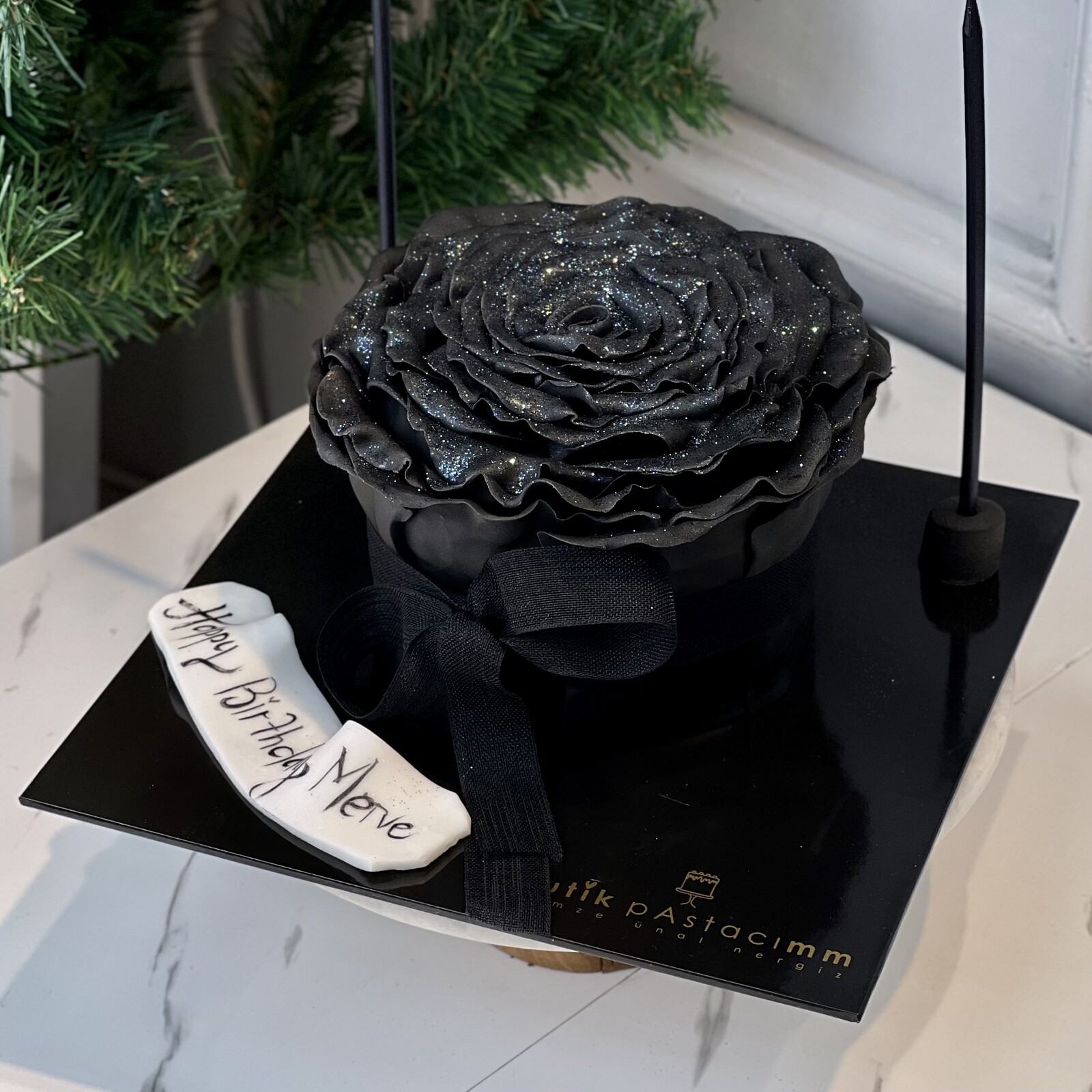 Siyah Gül Şeker Hamurlu Pasta