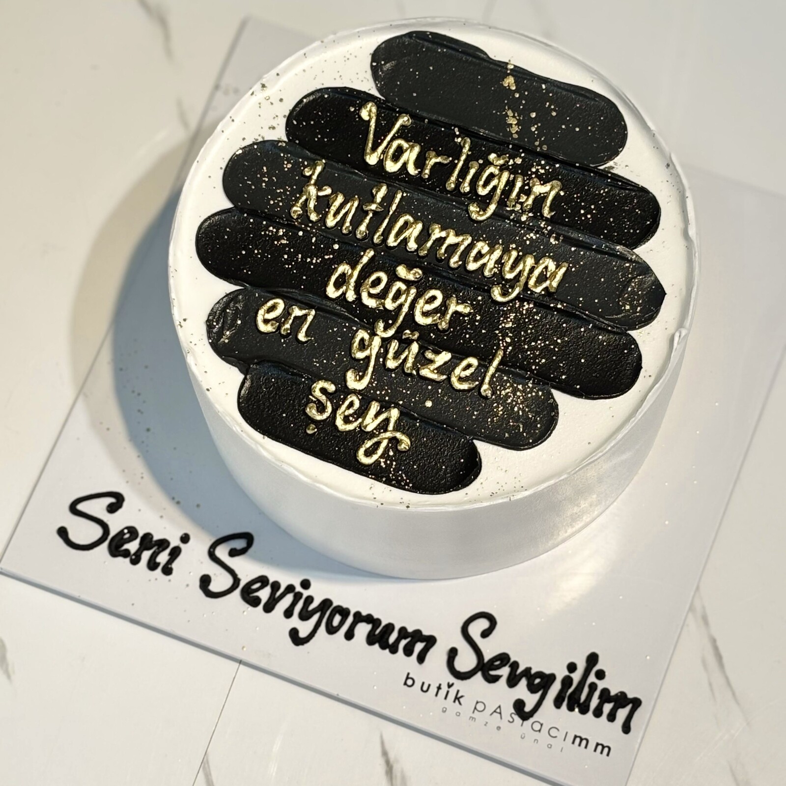 Siyah Krema Şeritli Gold Yazılı Pasta