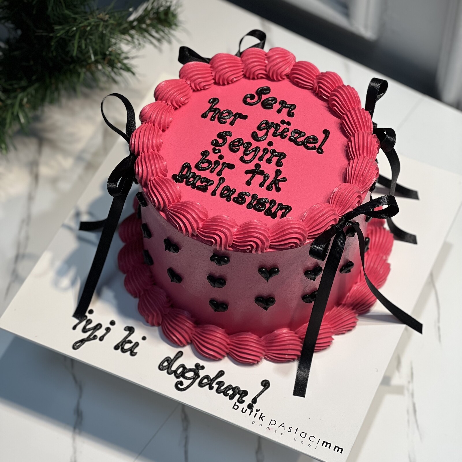 Siyah Kurdele Detaylı Koyu Pembe Yazılı Pasta