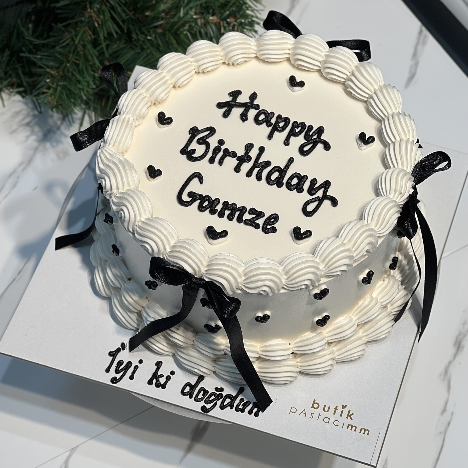 Siyah Kurdele Detaylı Mini Kalpli Beyaz Yazılı Pasta