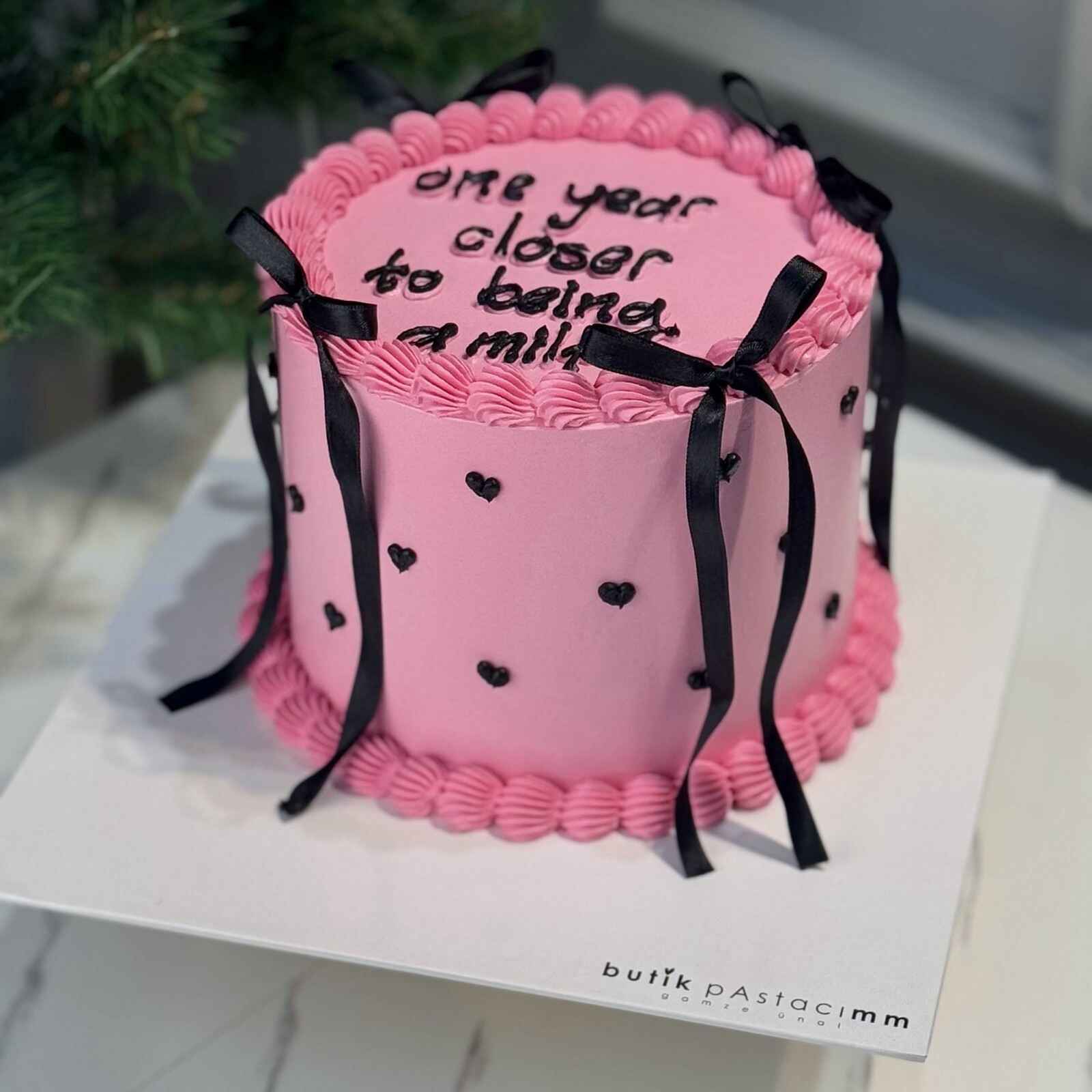 Siyah Kurdele Detaylı Pembe Yazılı Pasta