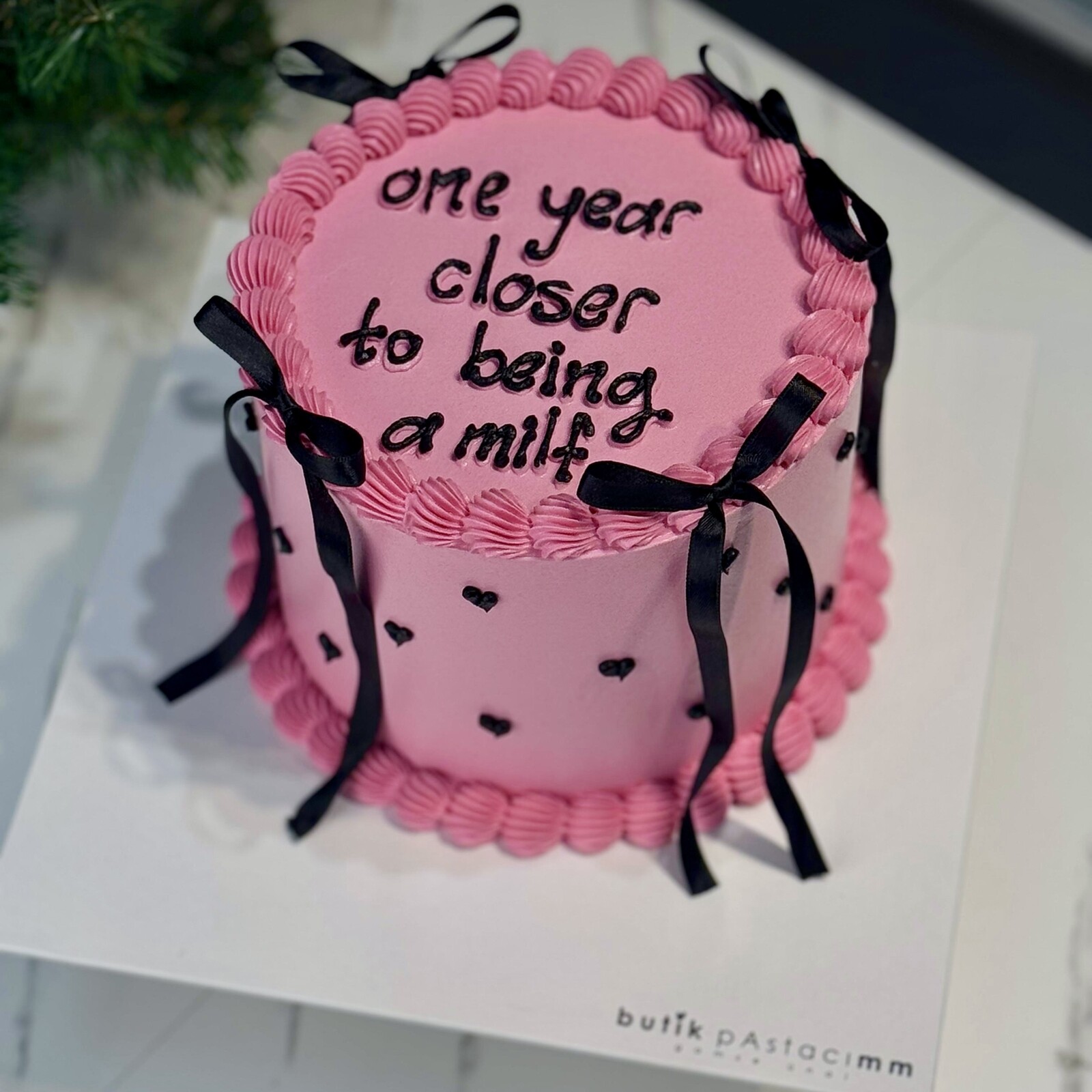 Siyah Kurdele Detaylı Pembe Yazılı Pasta