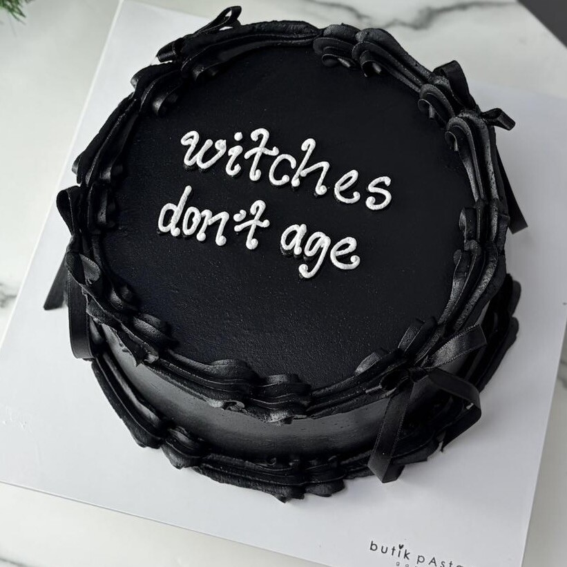 Siyah Kurdeleli Pasta