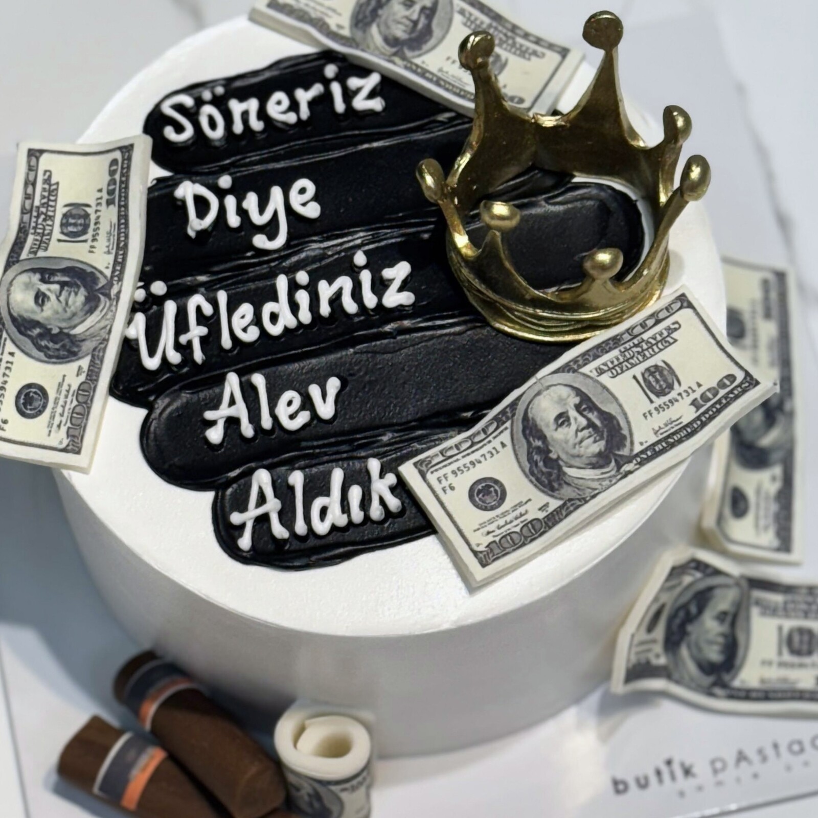 Söneriz Diye Üflediniz Alev Aldık Yazılı Taçlı Pasta