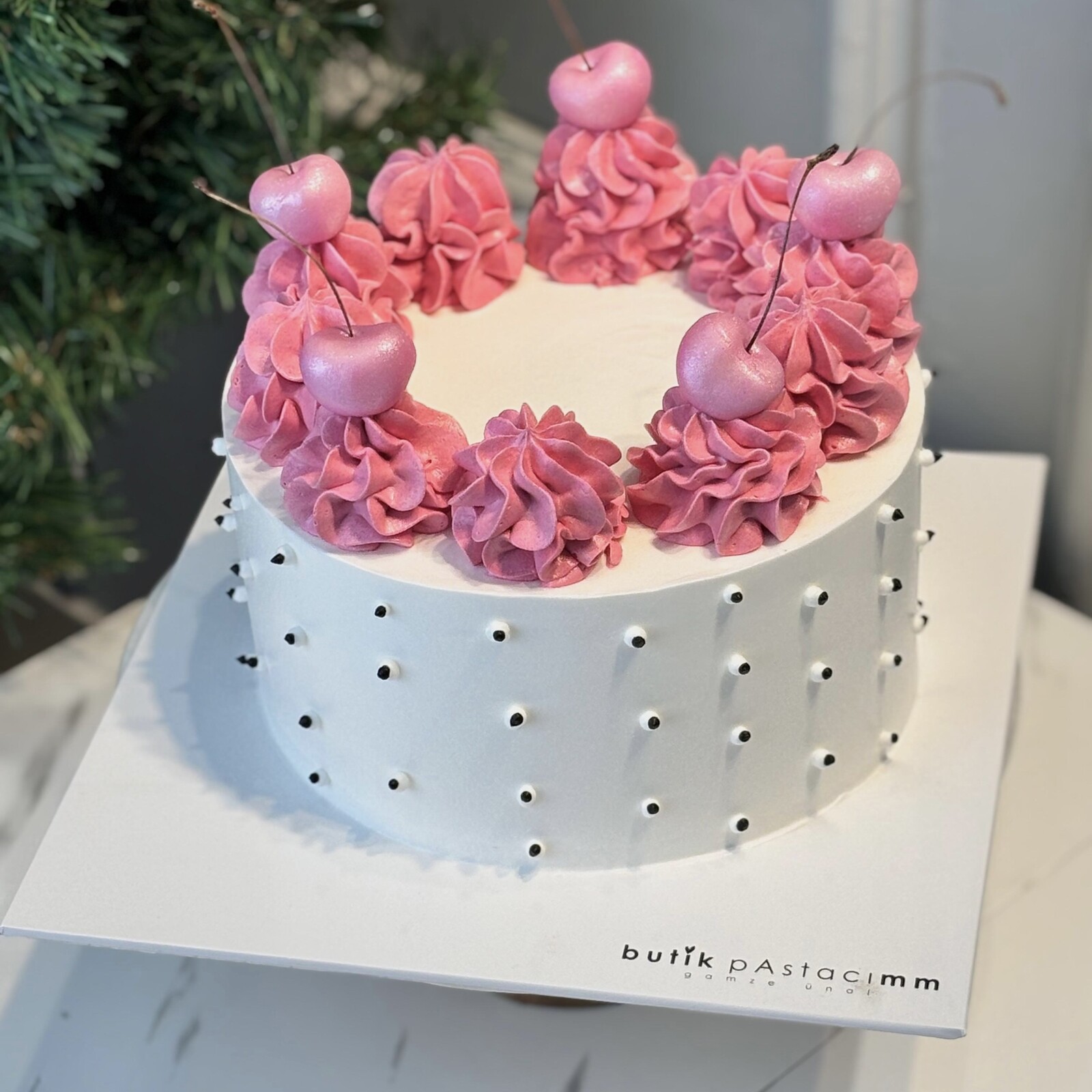 Süslü Pembe Kremalı Kirazlı Pasta