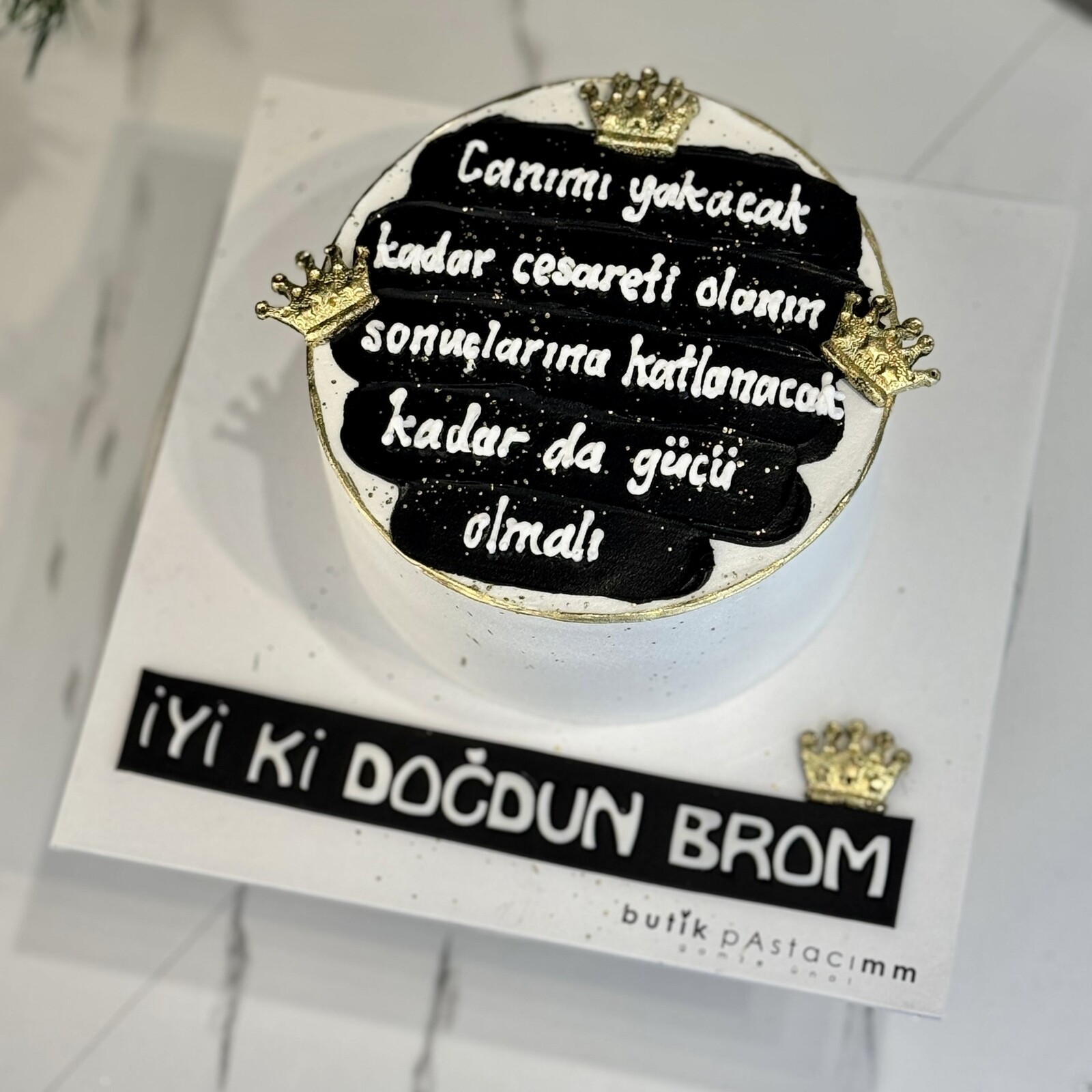 Taç Dekorlu Yazılı Pasta