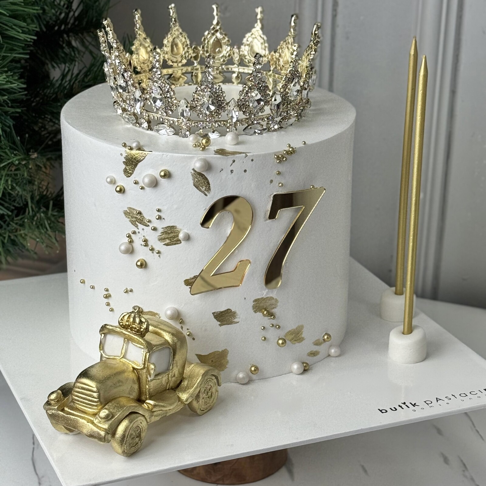 Taçlı Araba Dekorlu Pasta