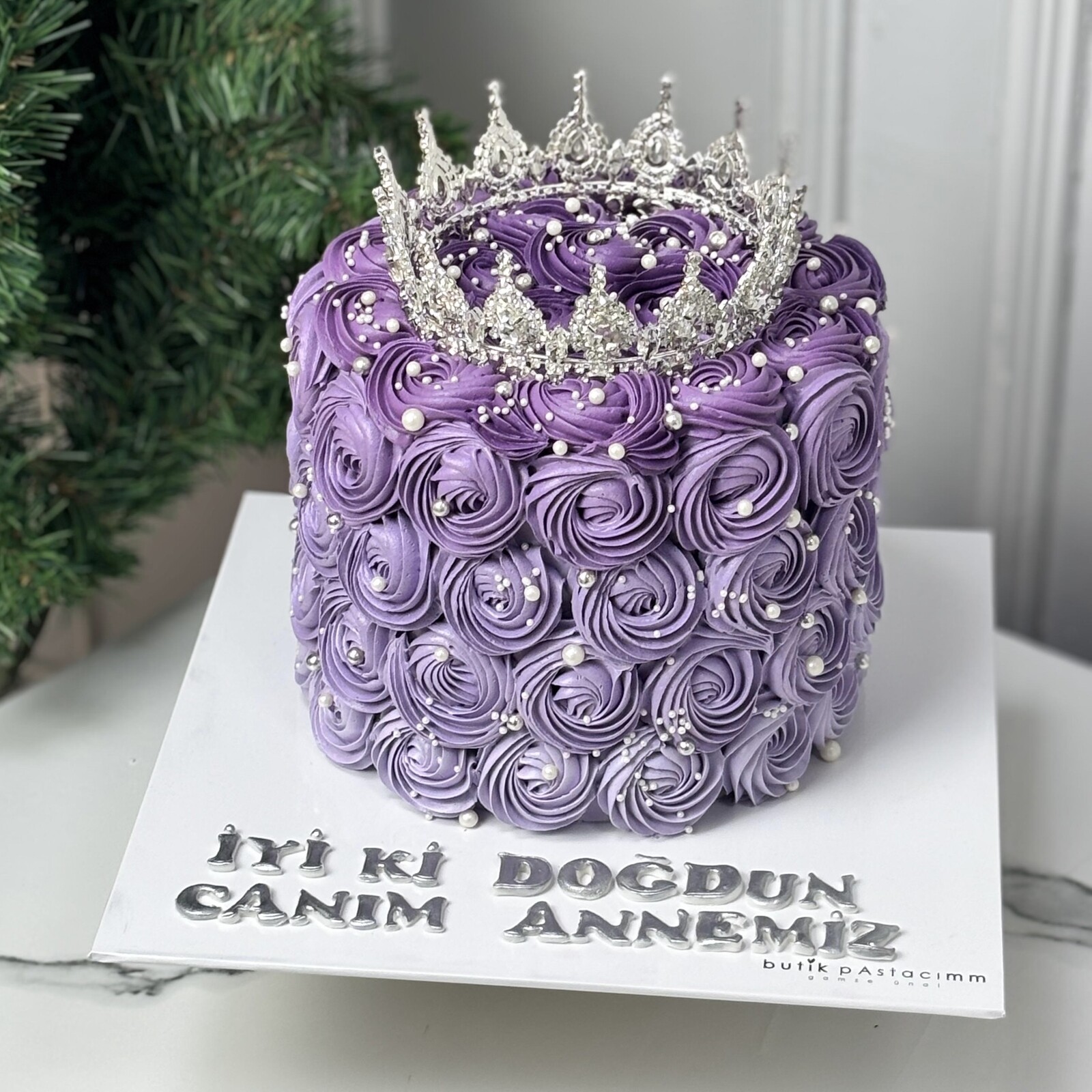 Taçlı Mor Tasarım Pasta