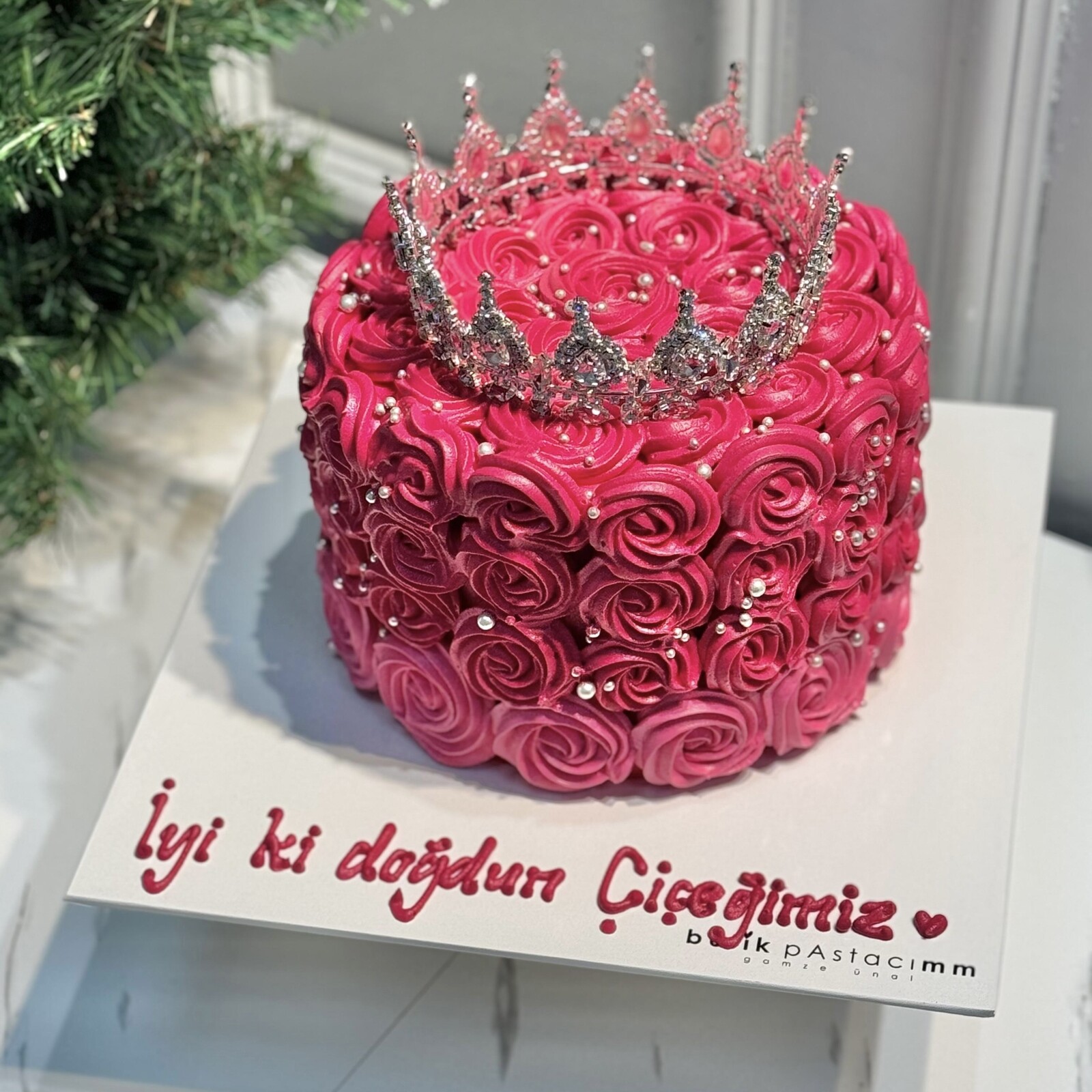 Taçlı Pembe Tasarım Pasta