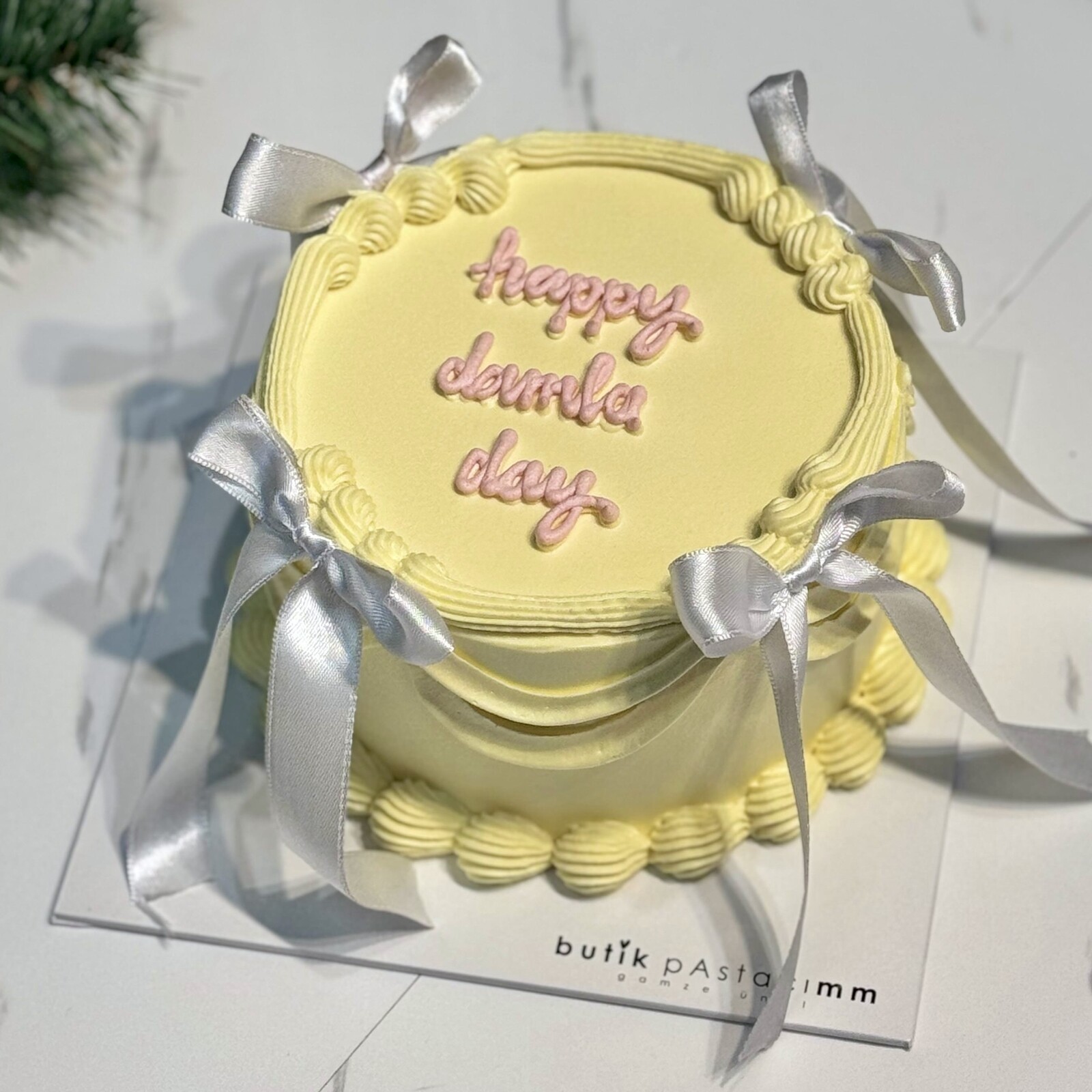 Tatlı Sarı Kurdeleli Yazılı Pasta