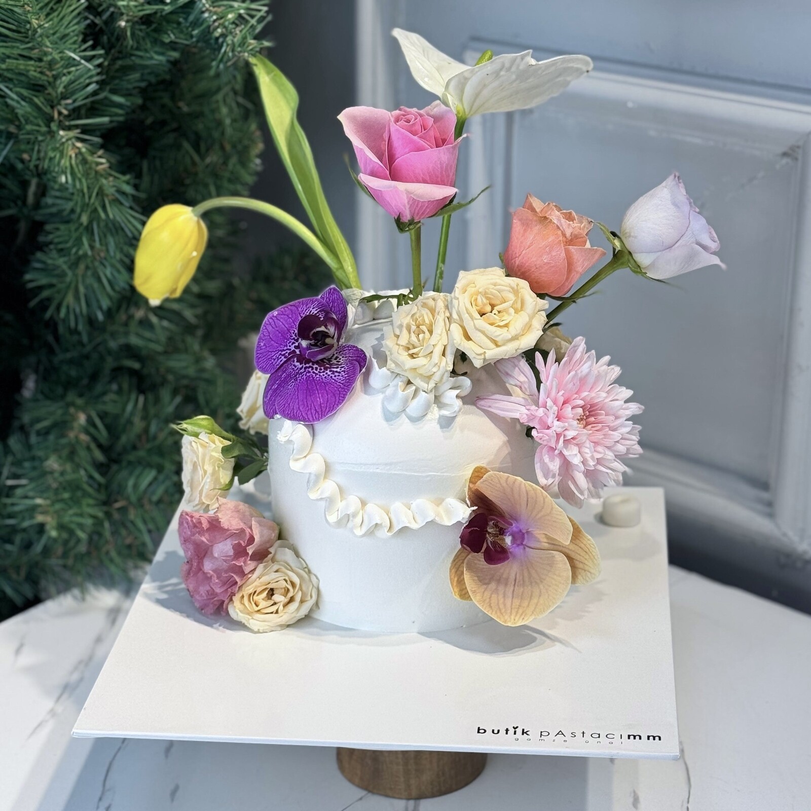 Trend Karışık Çiçekli Tasarım Pasta (Beyaz)