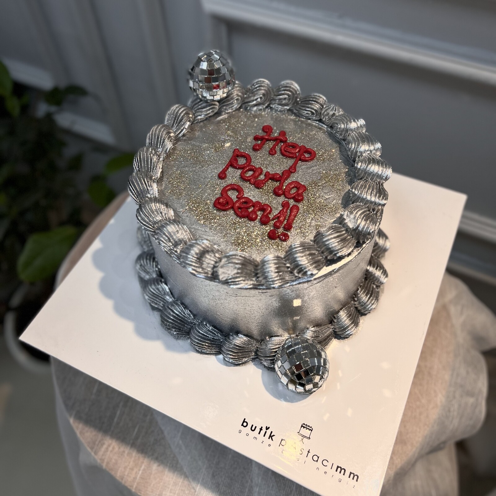 Üfleyince Etrafa Sim Dağılan Pasta