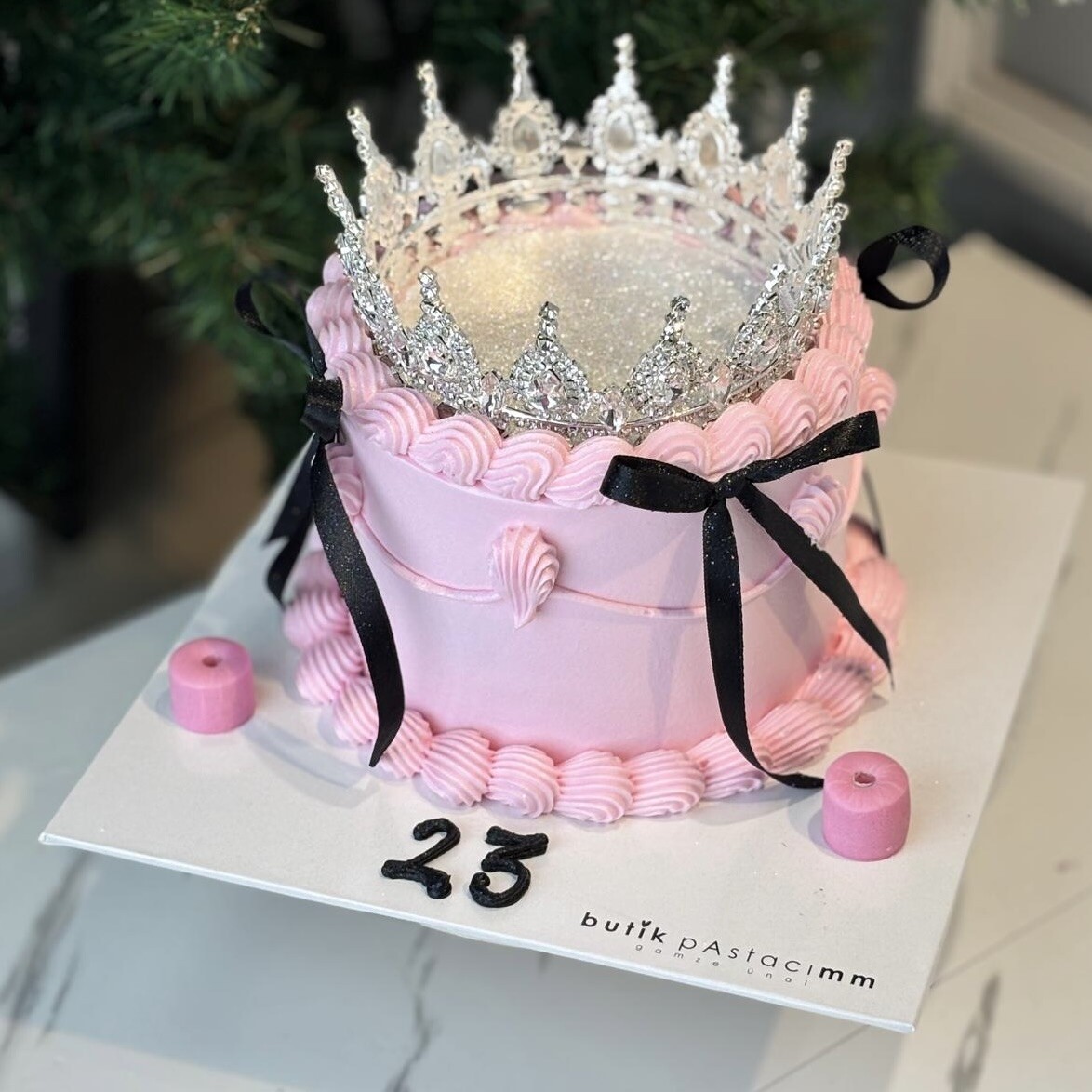 Üfleyince Etrafa Sim Saçılan Kurdeleli Pembe Taçlı Pasta (Simli Pasta Üfleme)