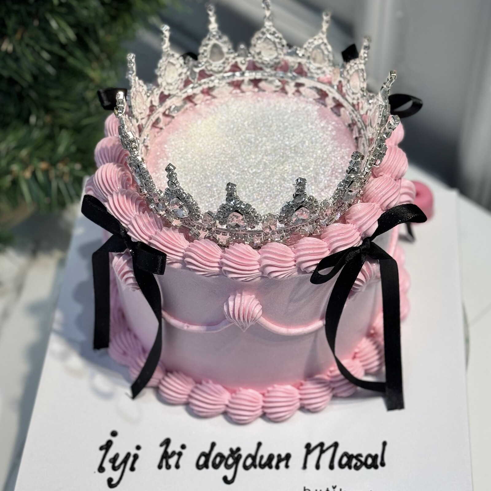 Üfleyince Etrafa Sim Saçılan Kurdeleli Pembe Taçlı Pasta (Simli Pasta Üfleme)