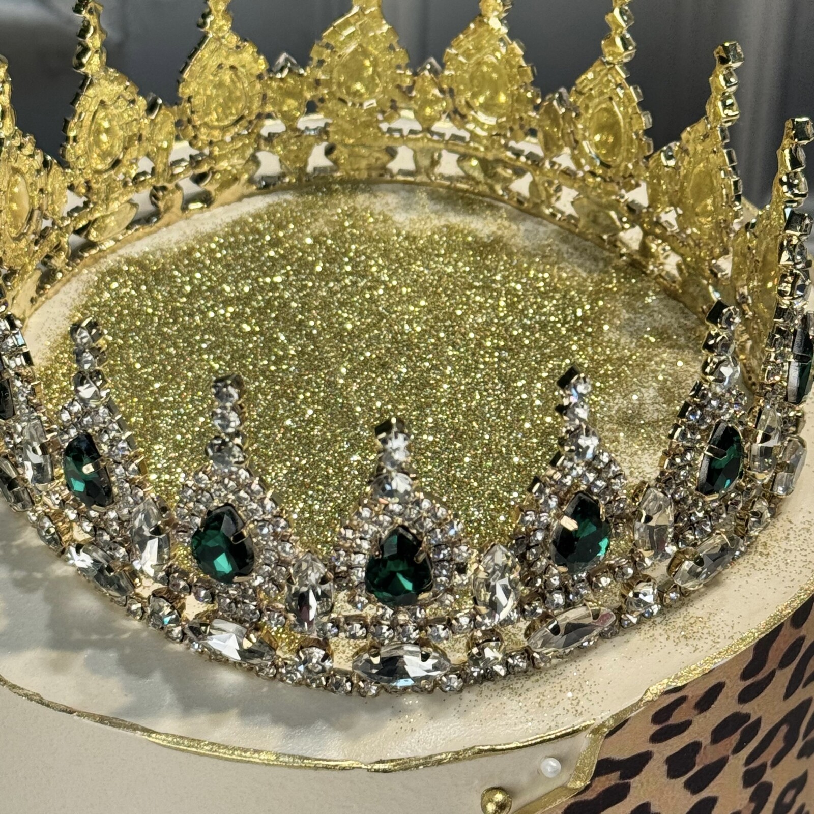 Üfleyince Etrafa Sim Saçılan Leoparlı Taçlı Pasta (Simli Pasta Üfleme)