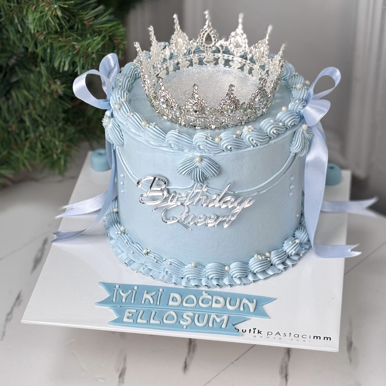 Üfleyince Etrafa Sim Saçılan Mavi Taçlı Pasta (Simli Pasta Üfleme)