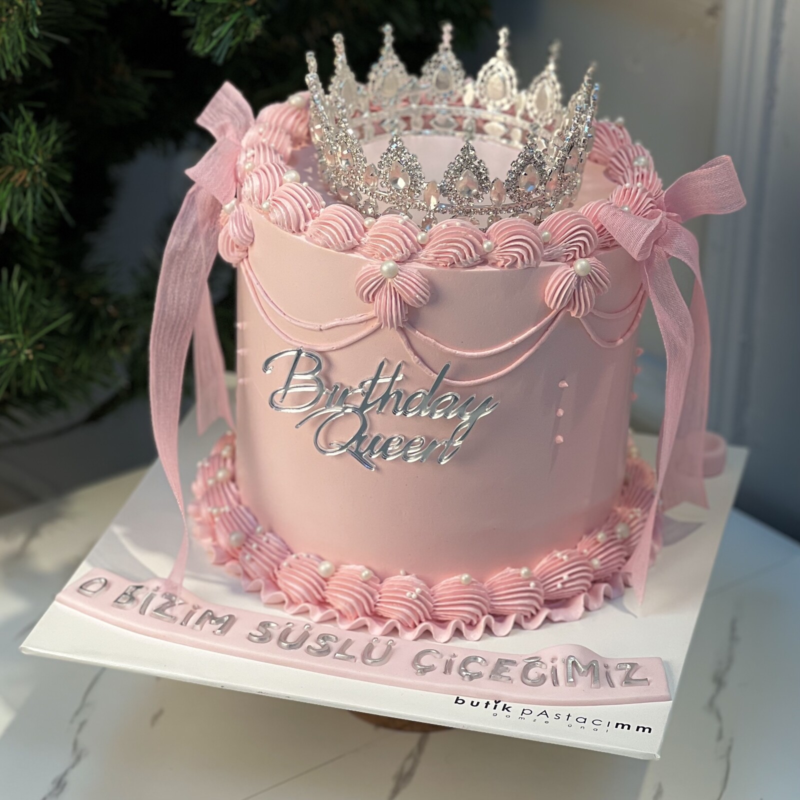 Üfleyince Etrafa Sim Saçılan Pembe Kurdeleli Taçlı Pasta (Simli Pasta Üfleme)