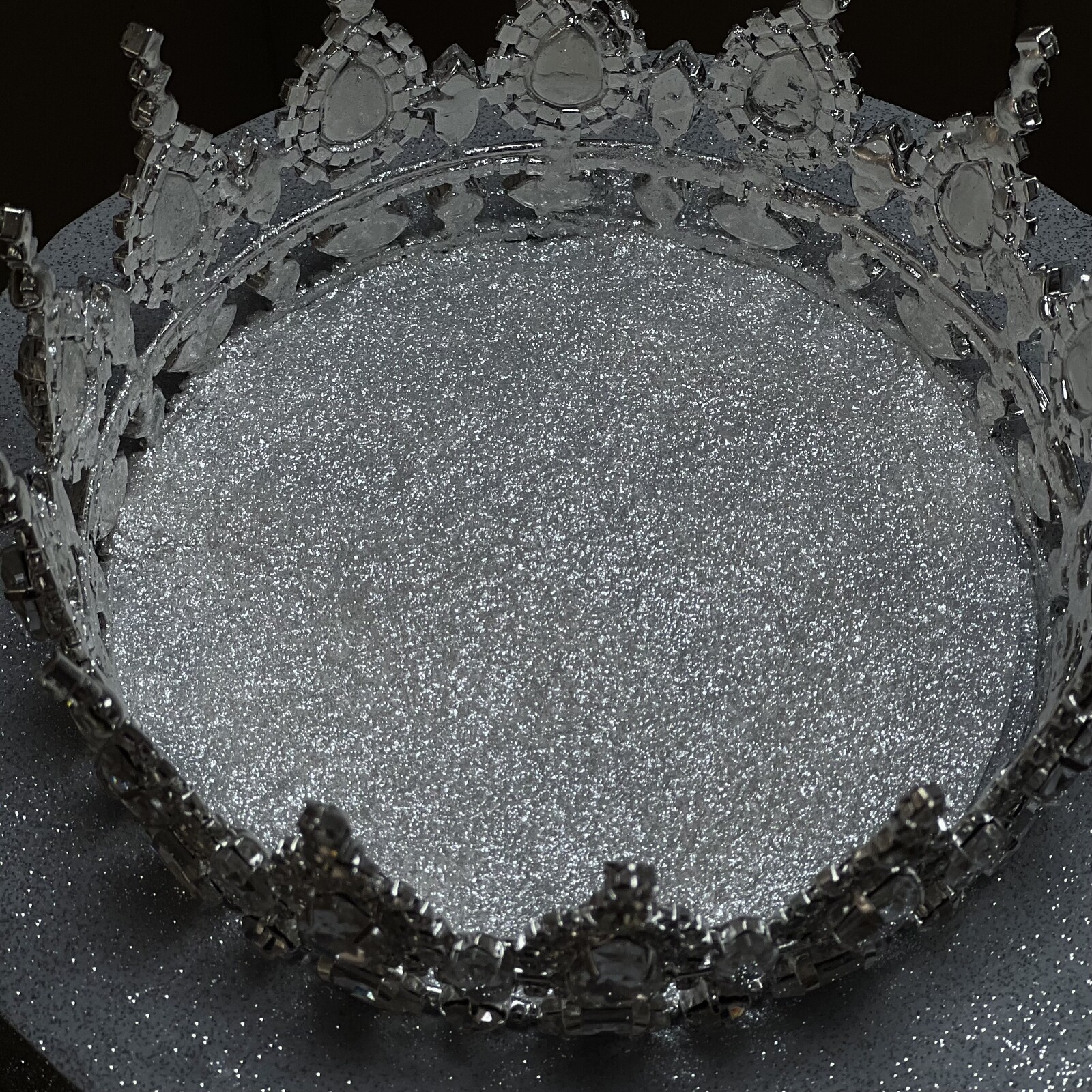 Üfleyince Etrafa Sim Saçılan Silver Taçlı Disco Toplu İki Katlı Pasta (Simli Pasta Üfleme)