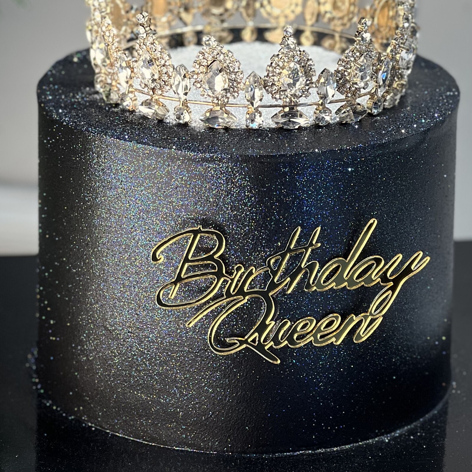 Üfleyince Etrafa Sim Saçılan Siyah Simli Taçlı Pasta (Simli Pasta Üfleme)