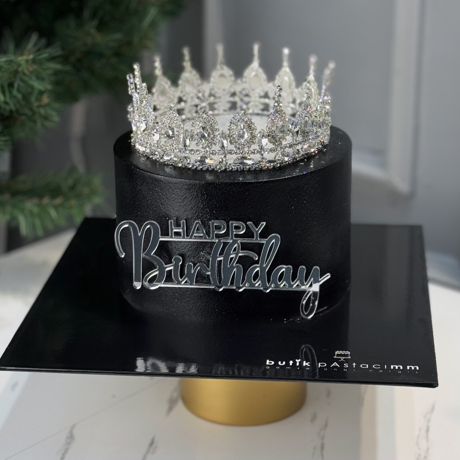 Üfleyince Etrafa Sim Saçılan Siyah Taçlı Pasta (Simli Pasta Üfleme)