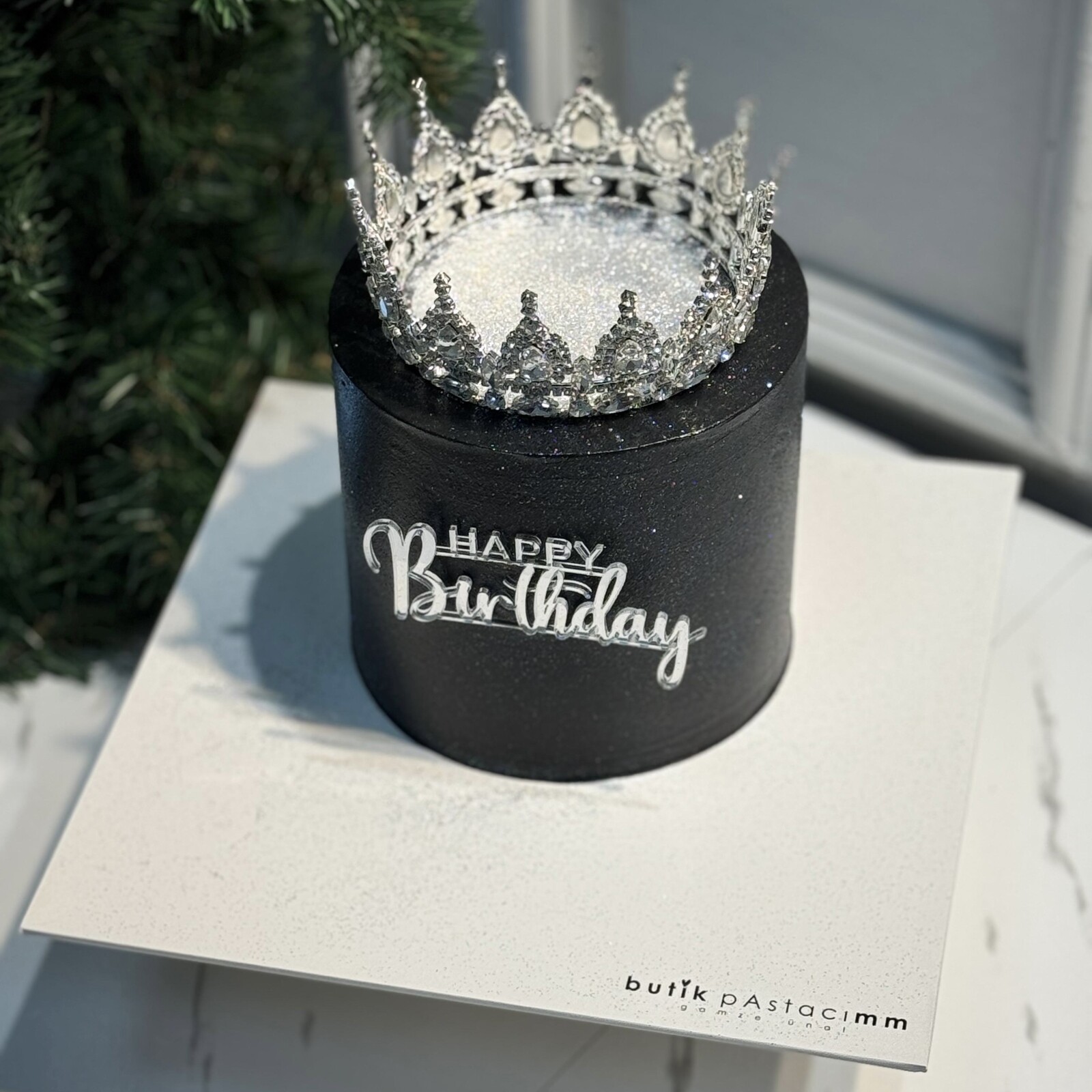 Üfleyince Etrafa Sim Saçılan Siyah Taçlı Pasta (Simli Pasta Üfleme)