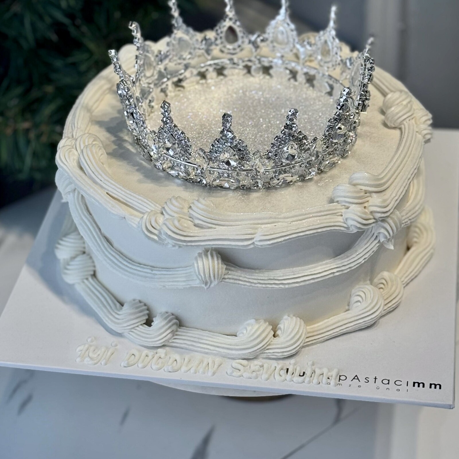 Üfleyince Etrafa Sim Saçılan Taçlı Pasta