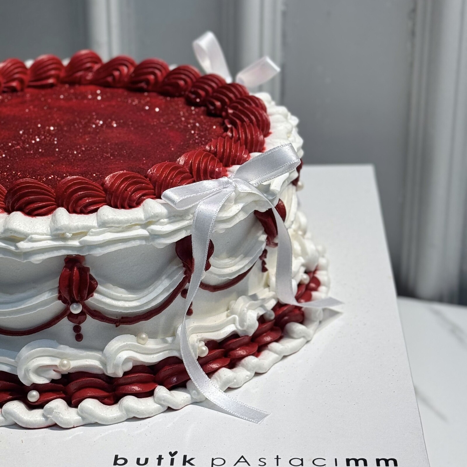 Vintage Dizayn Kırmızı Sim Üflemeli Kurdeleli Pasta