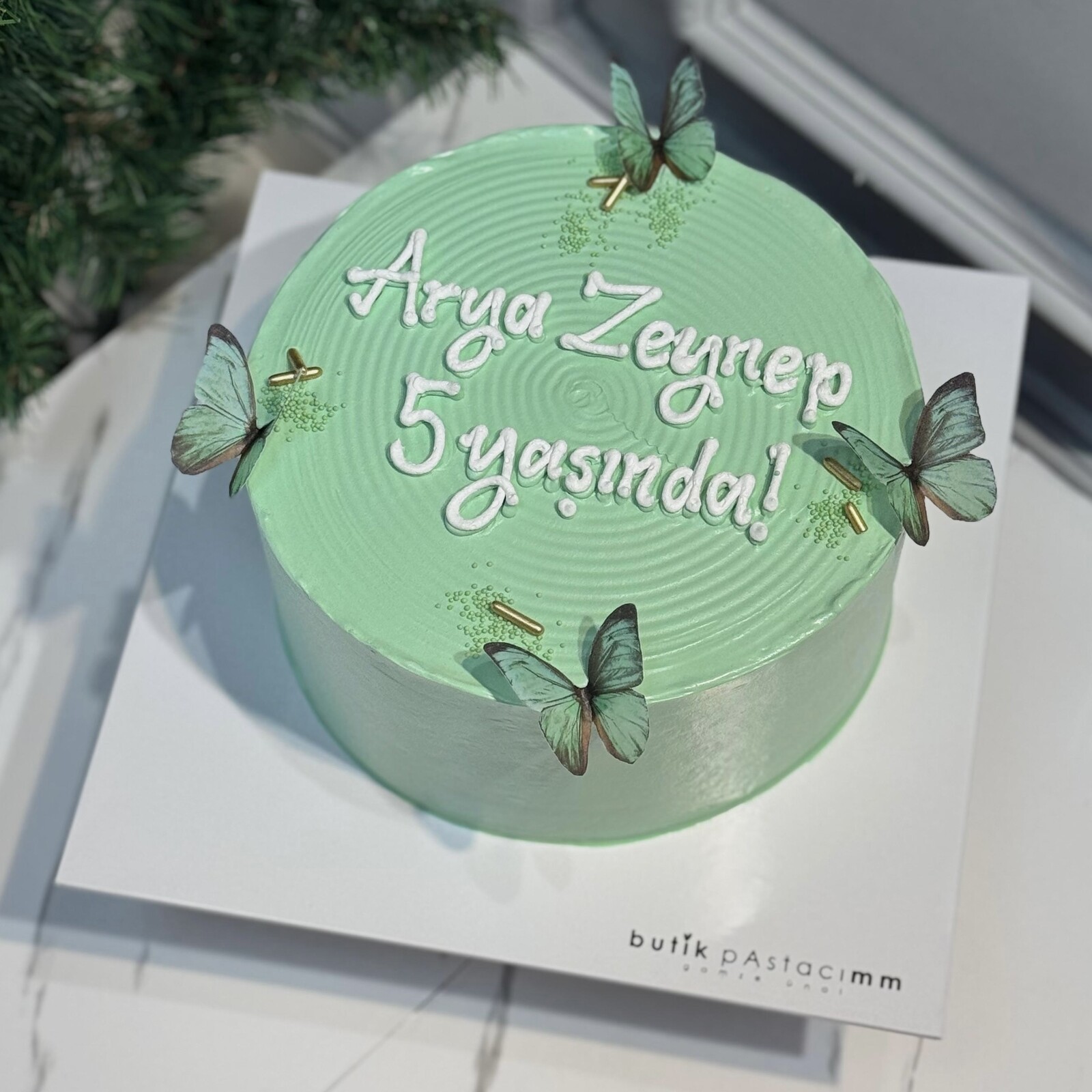 Yeşil Renkli Düz Renk Kremalı Kelebekli Yazılı Pasta