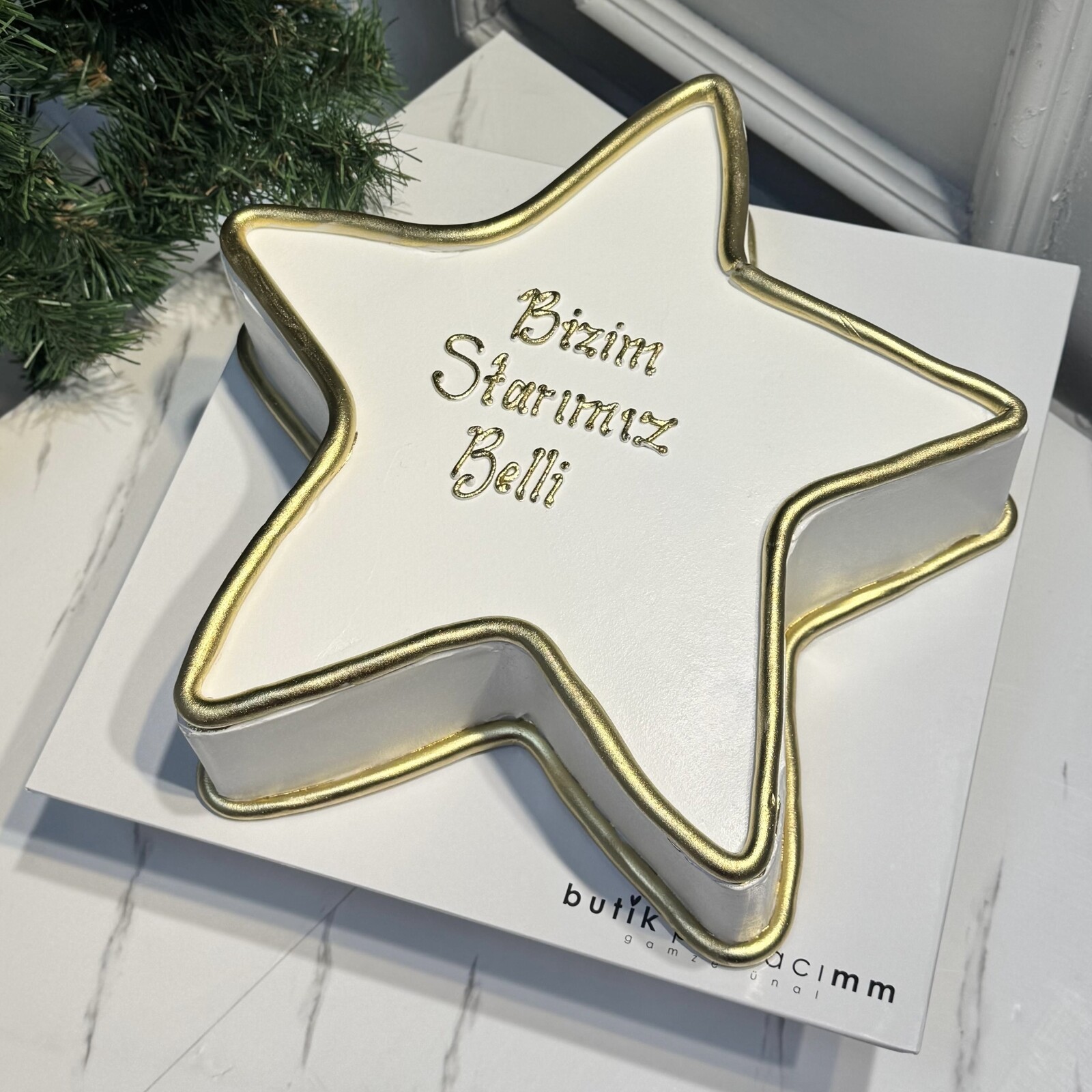Yıldız Şeklinde Beyaz Gold Yazılı Pasta
