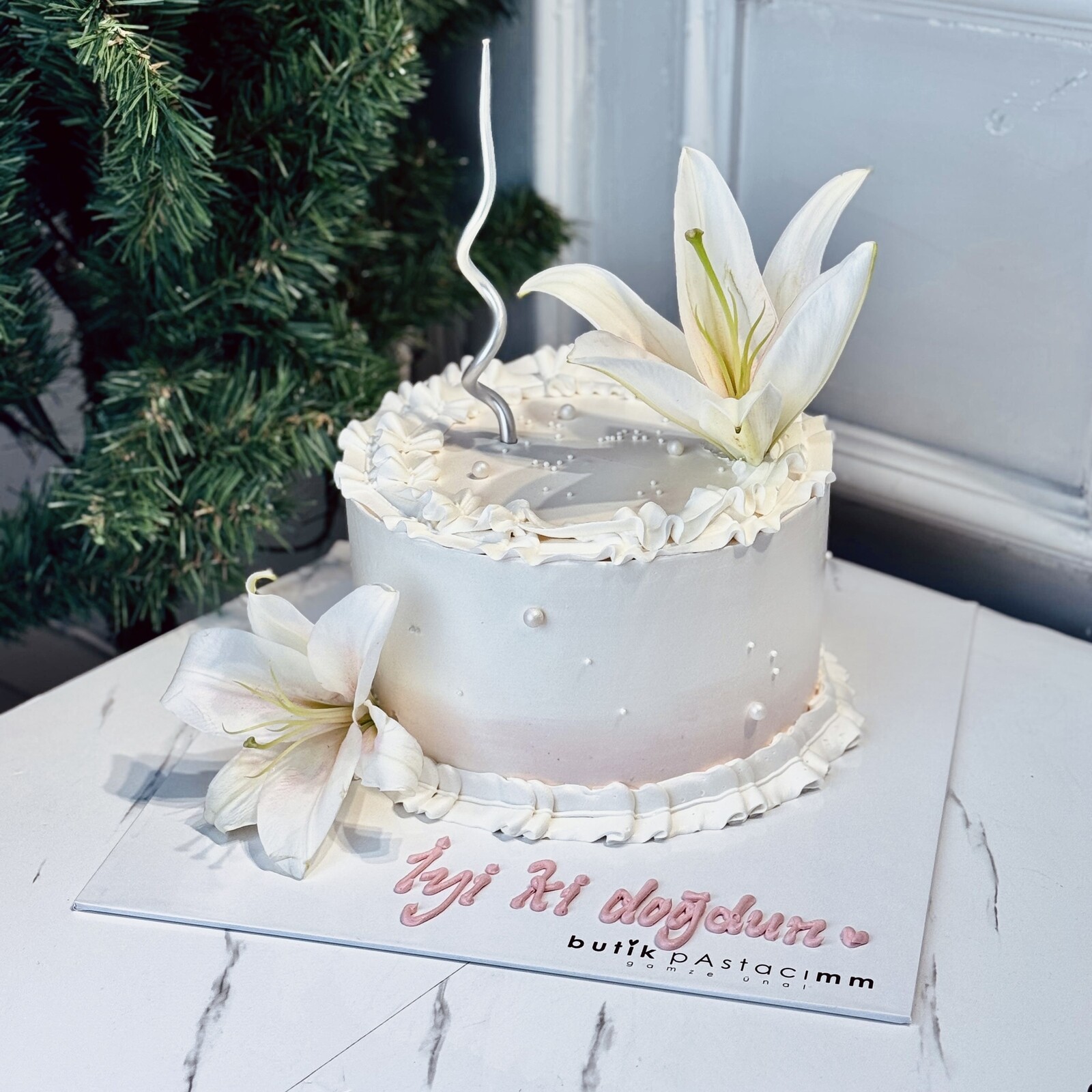 Zarif Çiçekli Kremalı Pasta