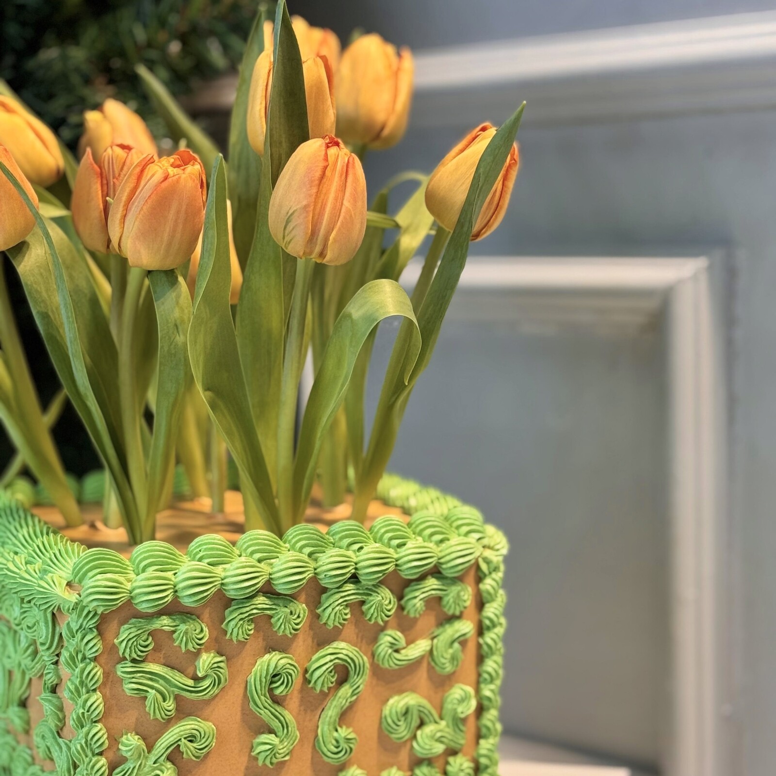 Zarif Lale Çiçek Sepeti Kremalı Pasta