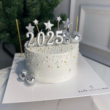 2025 Yeni Yıl Pastası