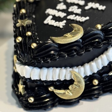 Ay Yıldız Detaylı Kalpli Siyah Retro Pasta