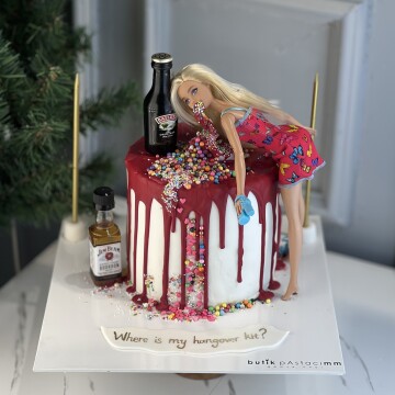 Bayılan Kusan Kız Tasarımlı Pasta