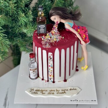 Bayılan Kusan Kız Tasarımlı Pasta