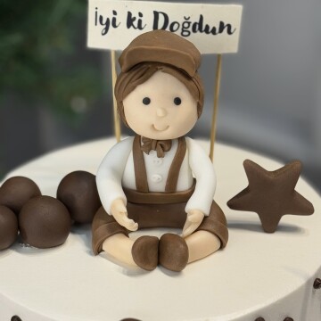 Bebek Figürlü Bir Yaş Pasta