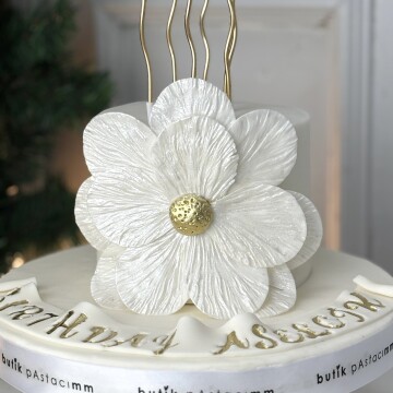 Çiçek Yapraklı Pasta (Beyaz)