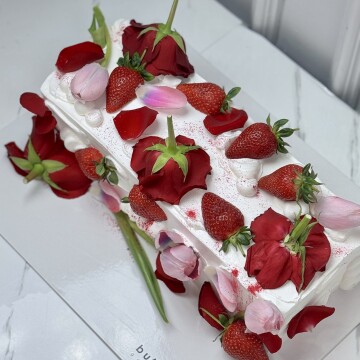 Çiçekli Meyveli Uzun Dikdörtgen Kremalı Pasta