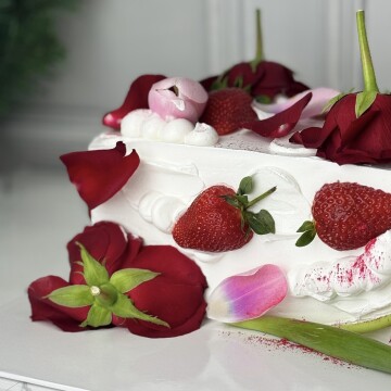 Çiçekli Meyveli Uzun Dikdörtgen Kremalı Pasta