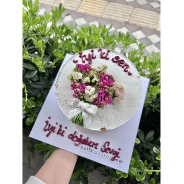 Çiçekli Yazılı Pasta