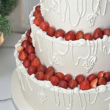 Çilek Süslemeli Kremalı Nişan Pastası